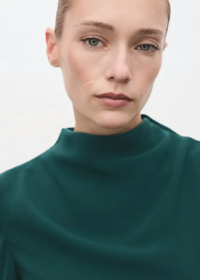 Šaty s řaseným výstřihem Šaty s řaseným výstřihem