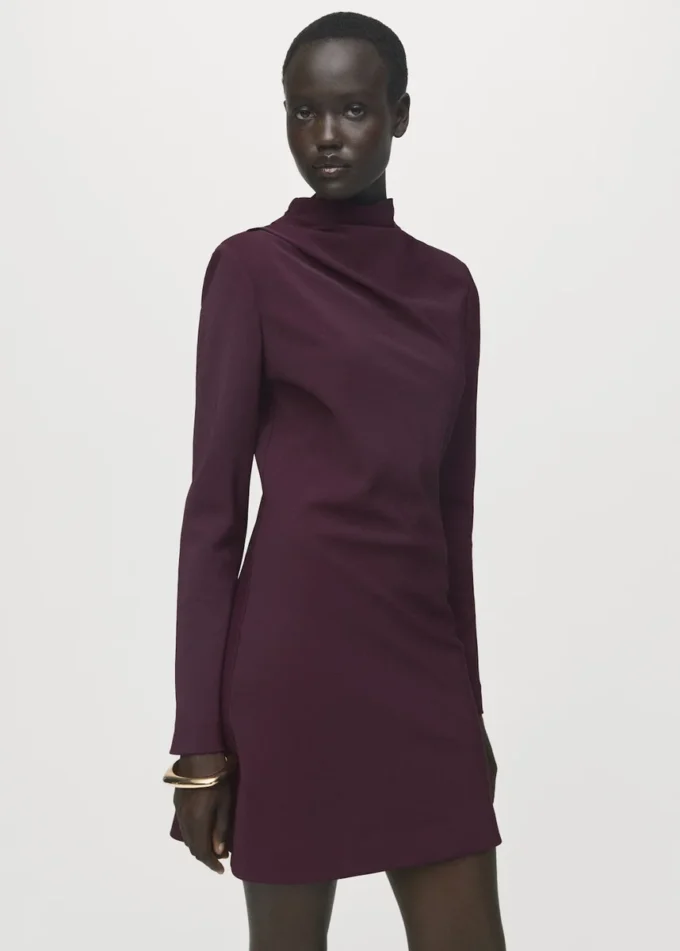 Šaty s dlouhými rukávy a drapovaným výstřihem Šaty s dlouhými rukávy a drapovaným výstřihem