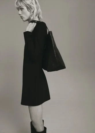 Šaty s dlouhými rukávy a drapovaným výstřihem Šaty s dlouhými rukávy a drapovaným výstřihem