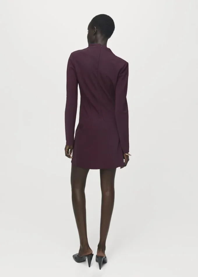 Šaty s dlouhými rukávy a drapovaným výstřihem Šaty s dlouhými rukávy a drapovaným výstřihem