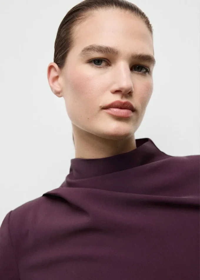 Šaty s dlouhými rukávy a drapovaným výstřihem Šaty s dlouhými rukávy a drapovaným výstřihem