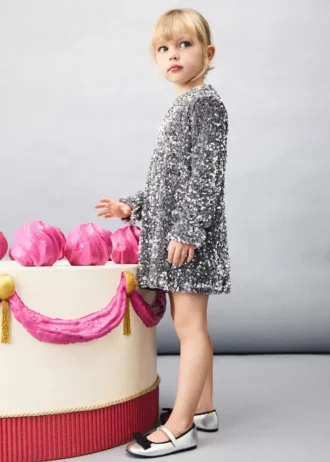 Šaty s dlouhými rukávy a flitry