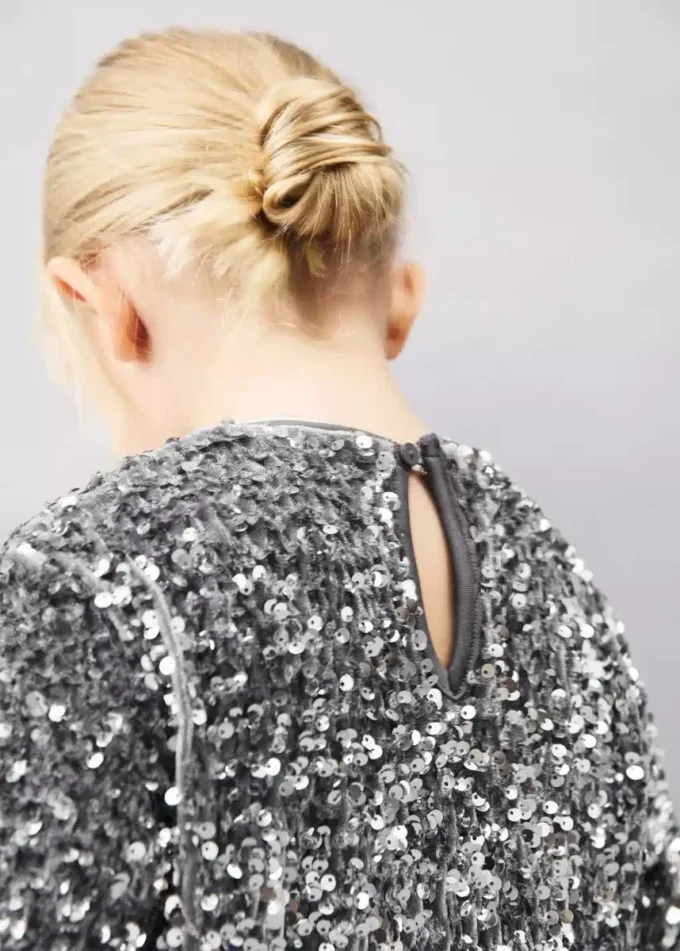 Šaty s dlouhými rukávy a flitry Šaty s dlouhými rukávy a flitry