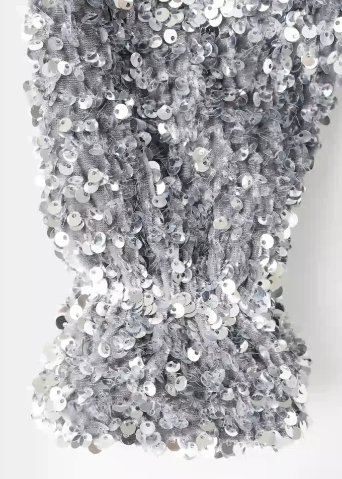 Šaty s dlouhými rukávy a flitry Šaty s dlouhými rukávy a flitry