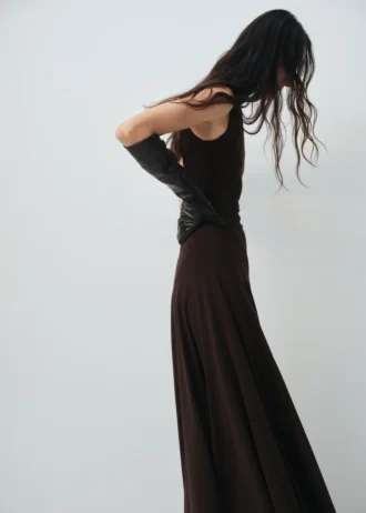 Šaty s godetovými rukávy a otvorem na zádech