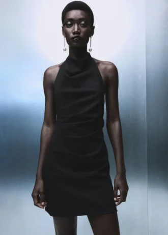 Šaty s halter výstřihem a řasením