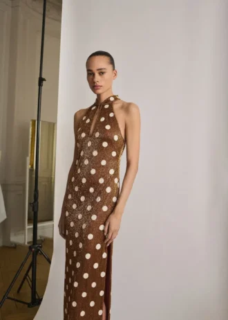 Šaty s halter výstřihem a kamínky v podobě puntíků