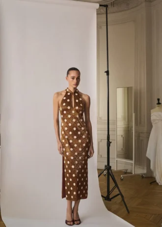 Šaty s halter výstřihem a kamínky v podobě puntíků