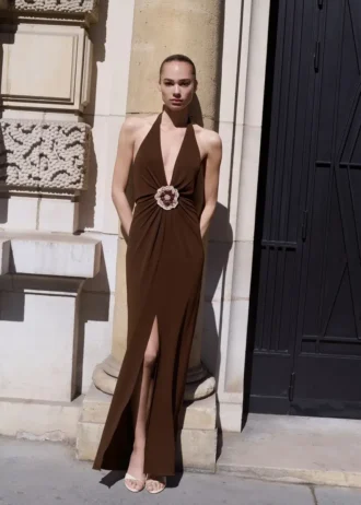 Šaty s halter výstřihem a květinovým detailem