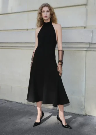 Šaty s halter výstřihem a odhalenými zády