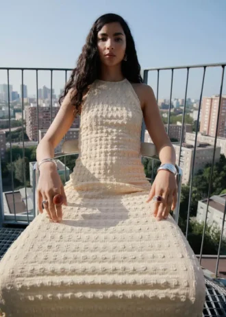 Šaty s halter výstřihem z krepu