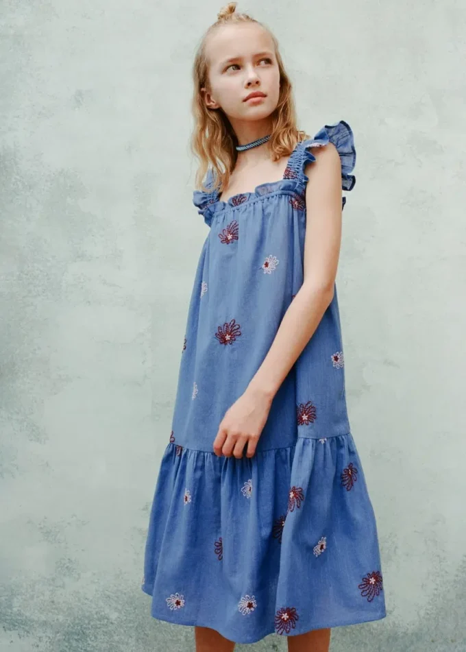 Šaty s květinovou výšivkou Šaty s květinovou výšivkou