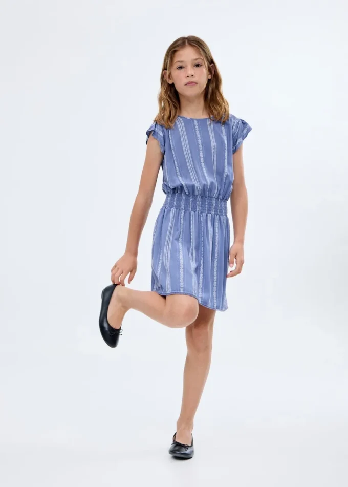 Šaty s květinovou výšivkou Šaty s květinovou výšivkou