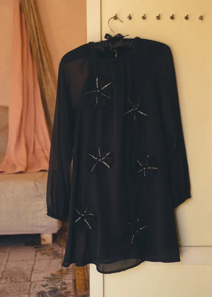 Šaty s květinovou výšivkou Šaty s květinovou výšivkou