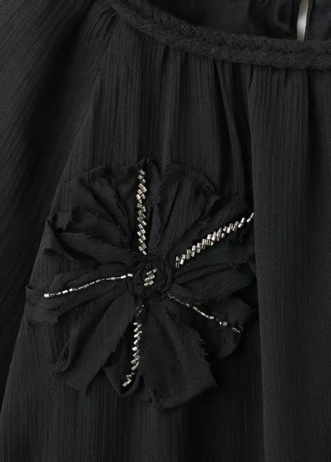 Šaty s květinovou výšivkou Šaty s květinovou výšivkou