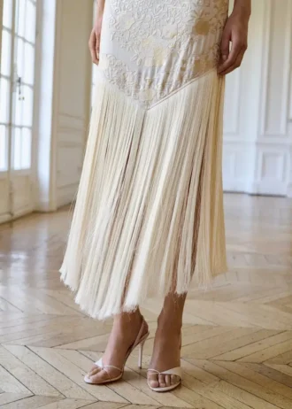 Šaty s květinovou výšivkou a třásněmi