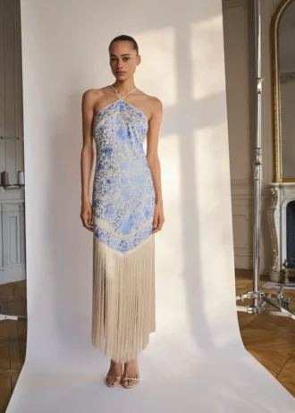 Šaty s květinovou výšivkou a třásněmi