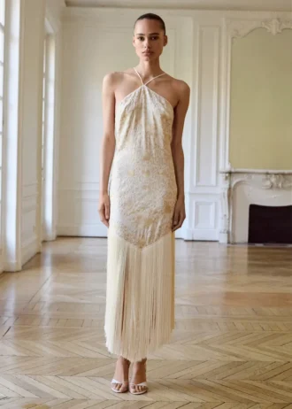 Šaty s květinovou výšivkou a třásněmi