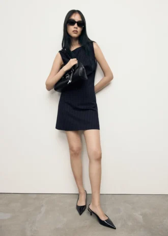 Šaty s lodním výstřihem a proužkovaným vzorem