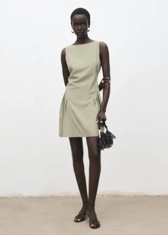 Šaty s lodním výstřihem a záhyby