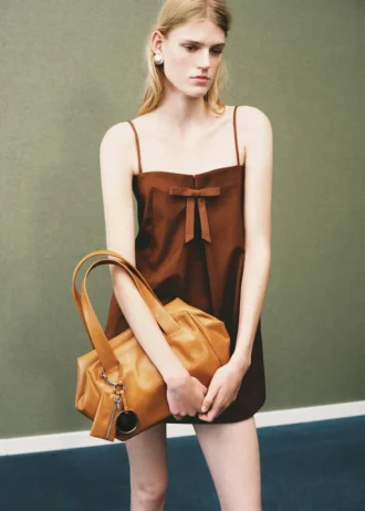 Šaty s mašlí u výstřihu