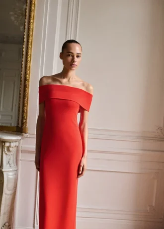 Šaty s odhalenými rameny a rozparkem Šaty s odhalenými rameny a rozparkem