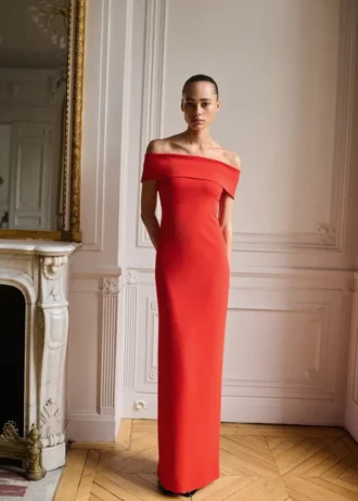 Šaty s odhalenými rameny a rozparkem Šaty s odhalenými rameny a rozparkem