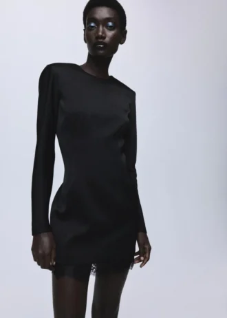 Šaty s otevřenými zády a krajkovým lemem Šaty s otevřenými zády a krajkovým lemem