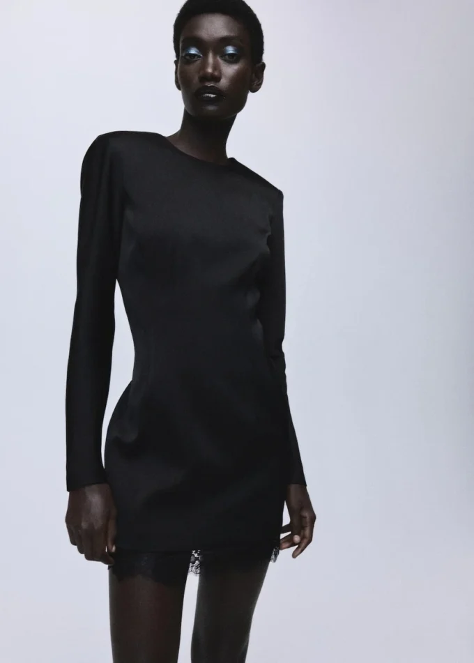 Šaty s otevřenými zády a krajkovým lemem Šaty s otevřenými zády a krajkovým lemem