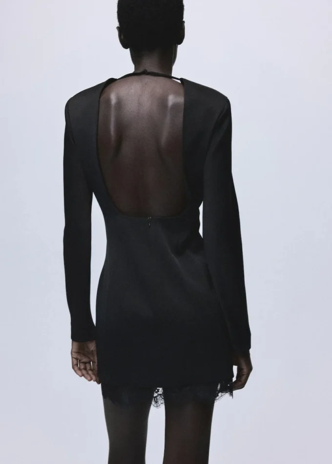 Šaty s otevřenými zády a krajkovým lemem Šaty s otevřenými zády a krajkovým lemem