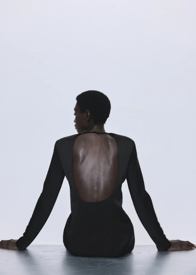 Šaty s otevřenými zády a krajkovým lemem Šaty s otevřenými zády a krajkovým lemem