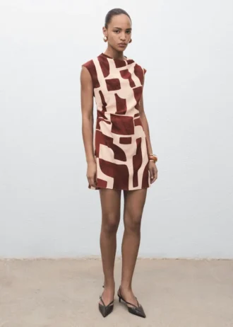 Šaty s potiskem a drapovaným výstřihem