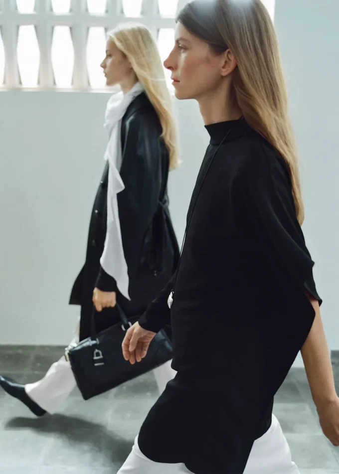 Šaty s rolákem a asymetrickými rukávy Šaty s rolákem a asymetrickými rukávy