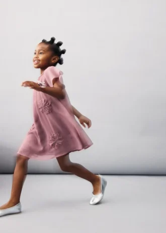 Šaty s výšivkou z korálků Šaty s výšivkou z korálků