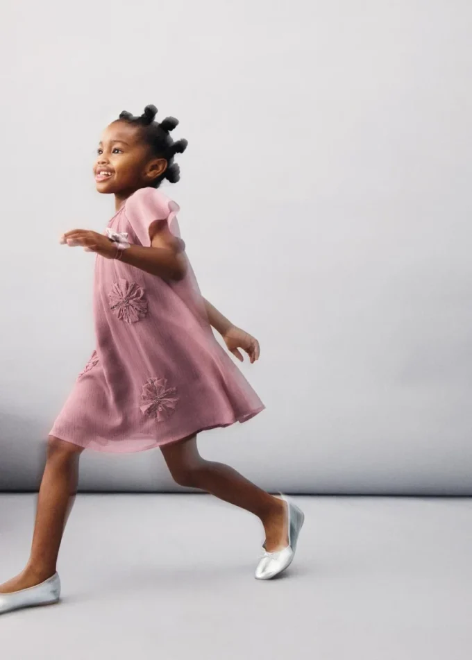 Šaty s výšivkou z korálků Šaty s výšivkou z korálků