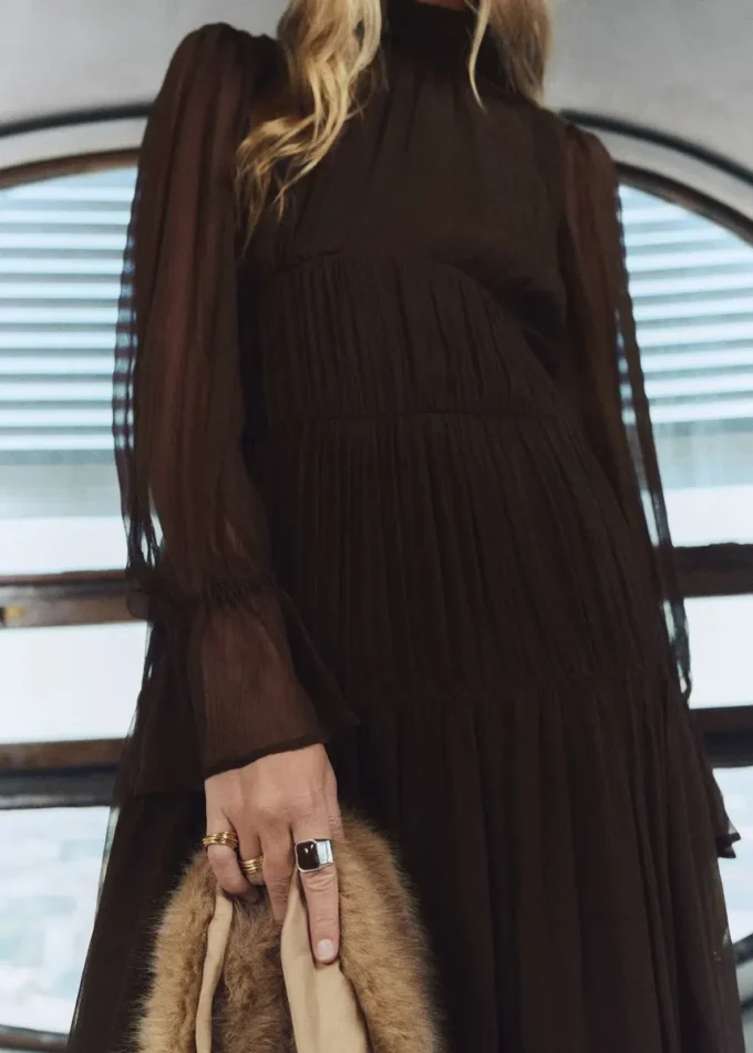 Šaty s volánky a nafouknutými rukávy Šaty s volánky a nafouknutými rukávy