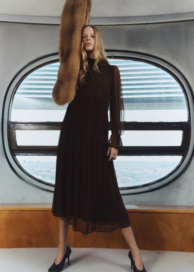 Šaty s volánky a nafouknutými rukávy Šaty s volánky a nafouknutými rukávy