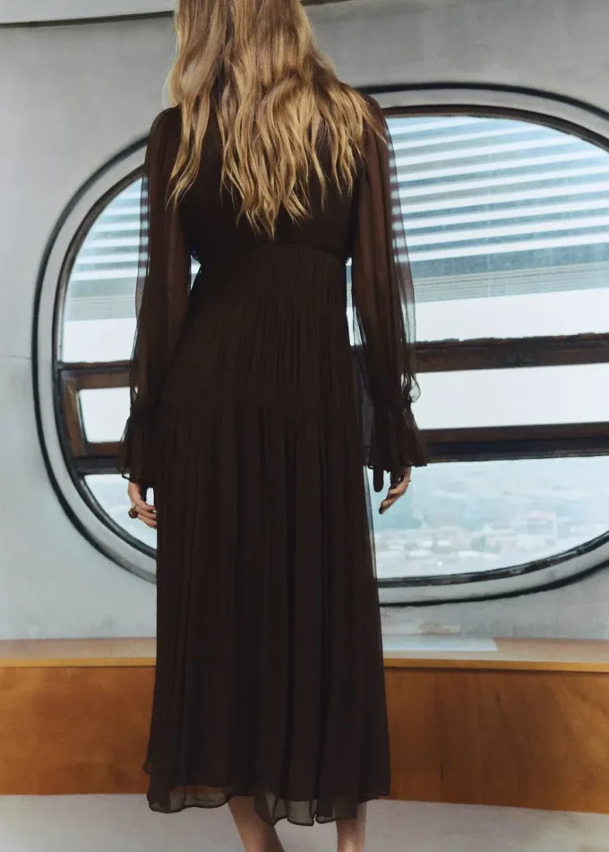 Šaty s volánky a nafouknutými rukávy Šaty s volánky a nafouknutými rukávy