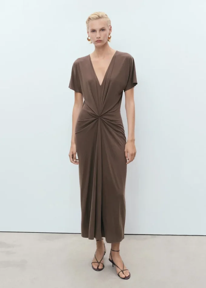 Šaty s výstřihem do V a řaseným výstřihem Šaty s výstřihem do V a řaseným výstřihem