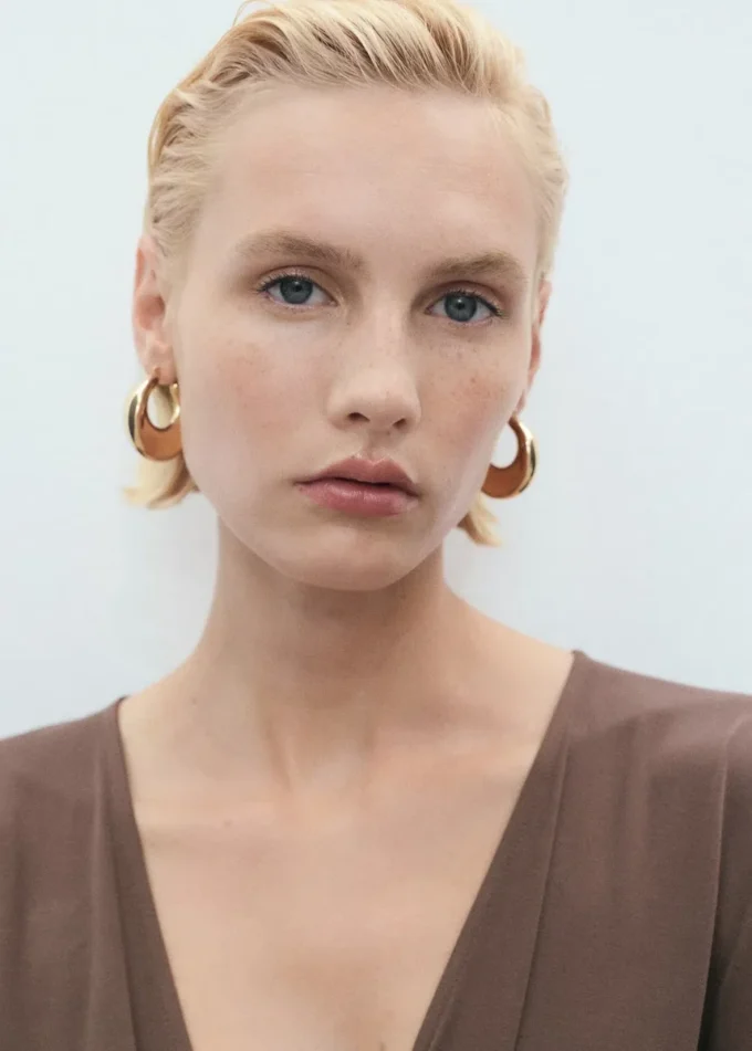 Šaty s výstřihem do V a řaseným výstřihem Šaty s výstřihem do V a řaseným výstřihem