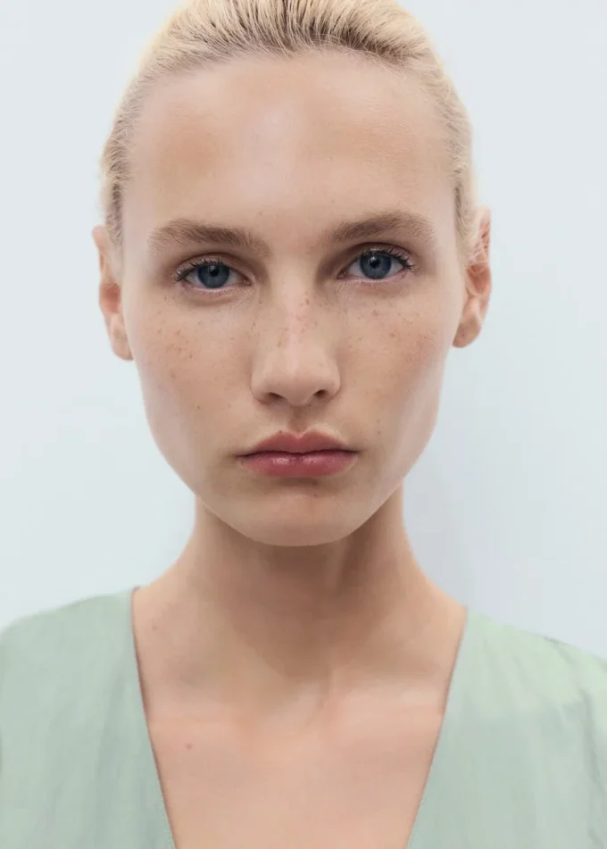 Šaty s výstřihem do V a prošíváním Šaty s výstřihem do V a prošíváním