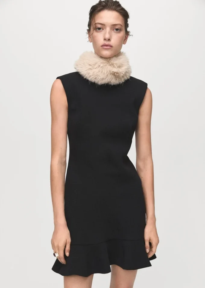 Šaty s vysokým límcem a volánky Šaty s vysokým límcem a volánky