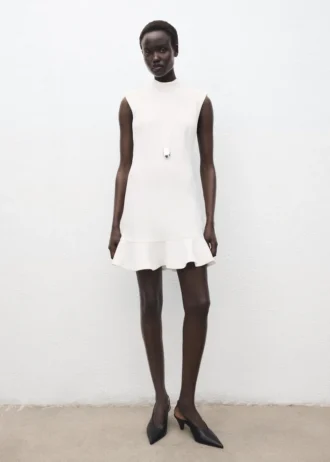 Šaty s vysokým límcem a volánky