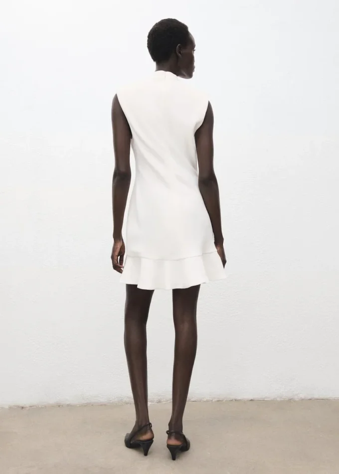 Šaty s vysokým límcem a volánky Šaty s vysokým límcem a volánky