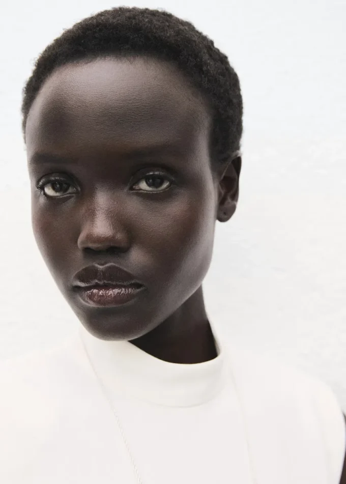 Šaty s vysokým límcem a volánky Šaty s vysokým límcem a volánky