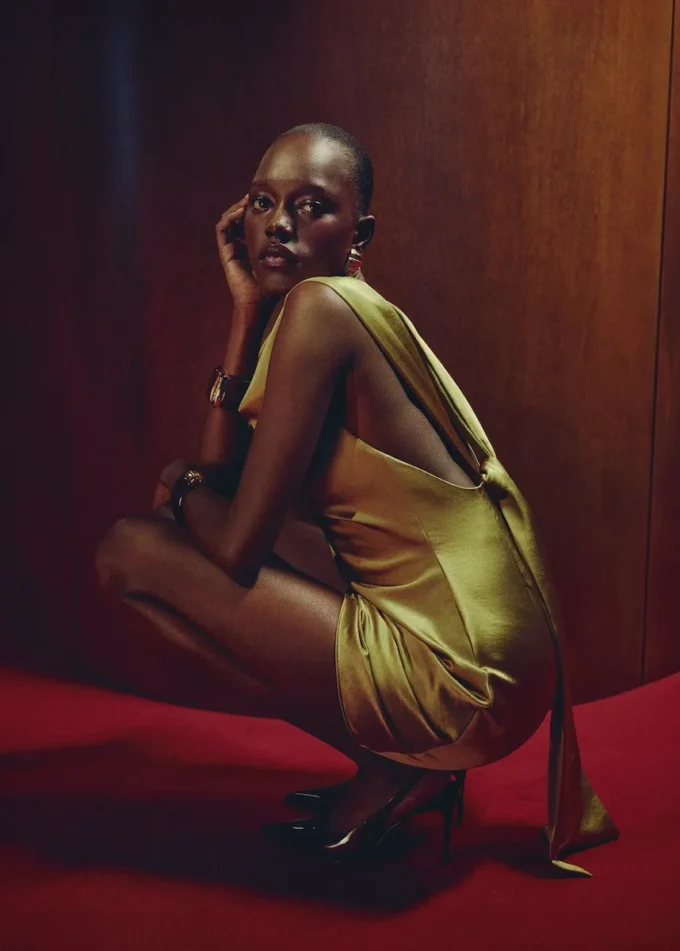 Šaty se saténovým efektem a otevřenými zády Šaty se saténovým efektem a otevřenými zády