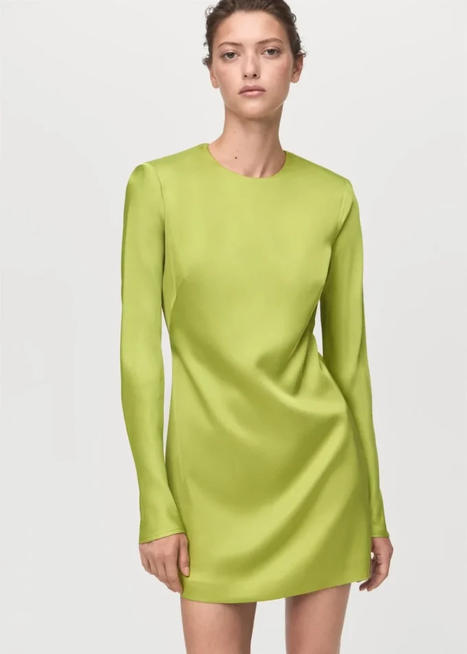 Šaty se saténovým efektem a otevřenými zády Šaty se saténovým efektem a otevřenými zády