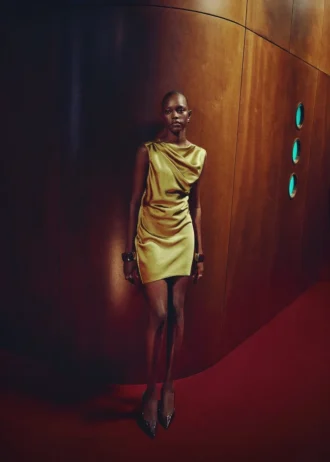 Šaty se saténovým efektem a otevřenými zády Šaty se saténovým efektem a otevřenými zády