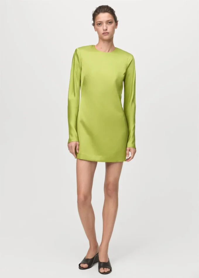 Šaty se saténovým efektem a otevřenými zády Šaty se saténovým efektem a otevřenými zády