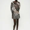 Šaty se zebrovým potiskem a rozšiřujícími se rukávy Šaty se zebrovým potiskem a rozšiřujícími se rukávy